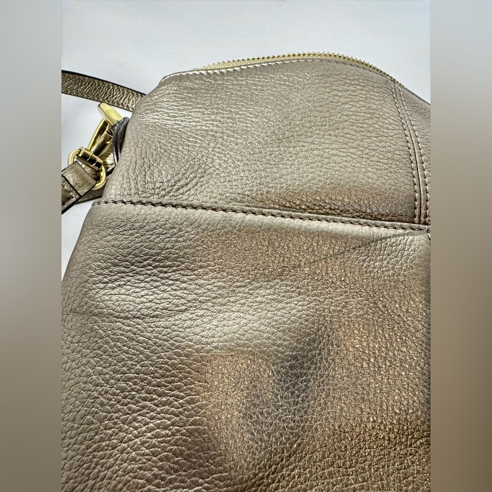 B. Makowsky Metallic Gold Leather Crossbody/Shoulder Bucket Turlock Bag in Gold - Picture 13 of 16